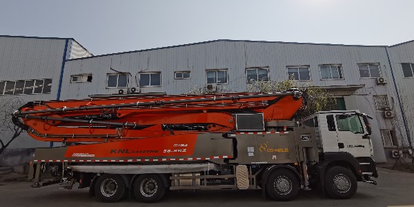 對(duì)于不斷升級(jí)的科尼樂(lè)58米泵車，在智能方面有以下改進(jìn)