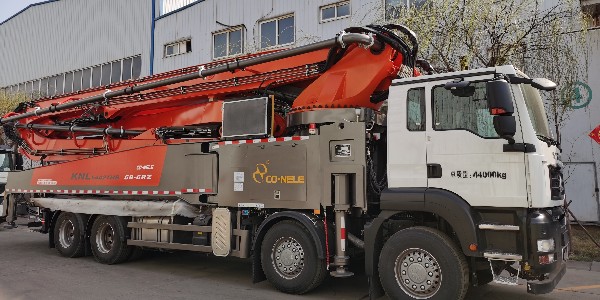 科尼樂(lè)58米泵車針對(duì)大型施工而設(shè)計(jì)，適合多種工地工況