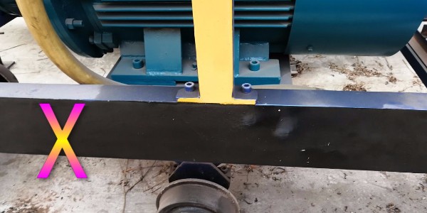 混凝土泵在進行泵送前，水泥砂漿注入料斗后為何要先進行反向攪拌？